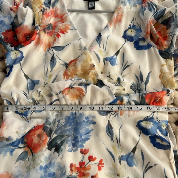 Express Wrap Cream Floral Dress size Large - Picture 2 of 7